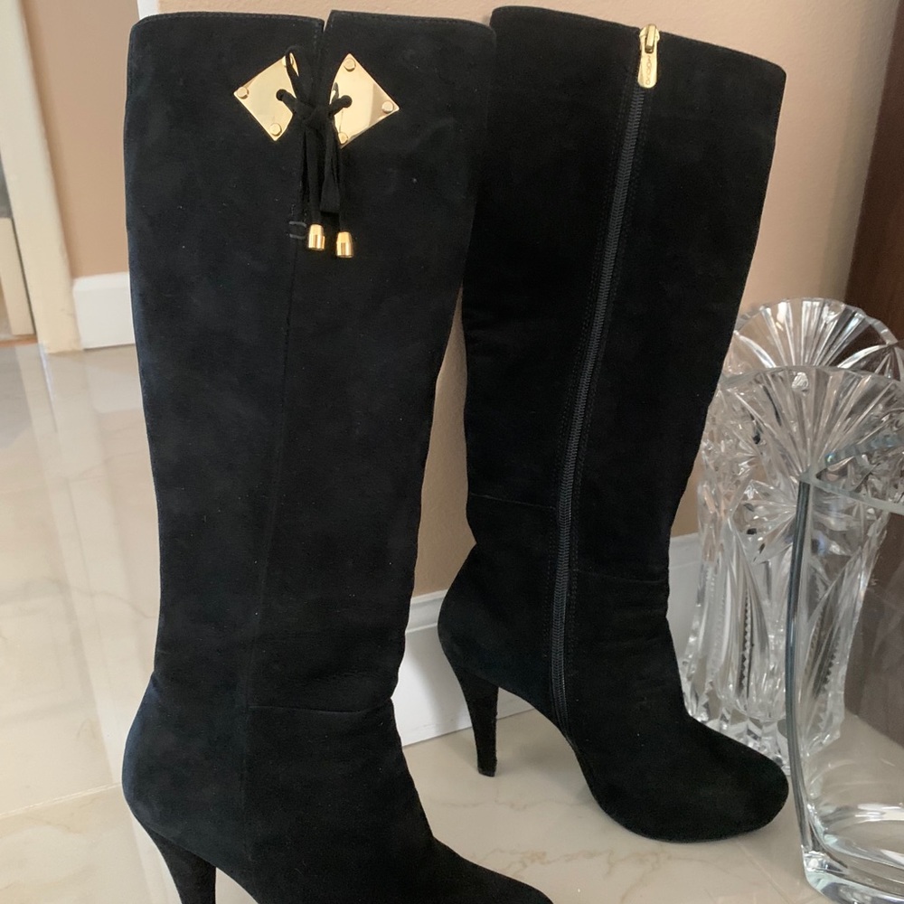 Black heel suede boots
